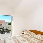 Quiet Corner Apartment *